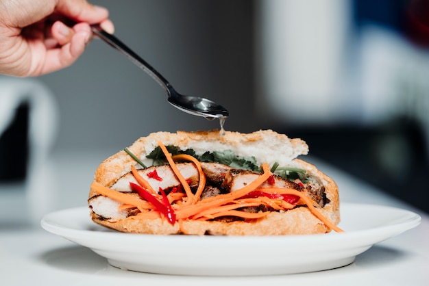 Banh mi è il tradizionale panino vietnamita con carote sottaceto, lattuga, salsa di pesce e carne