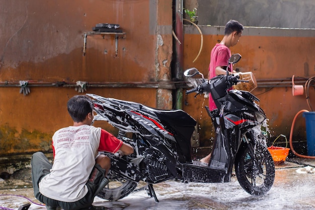 Banjarnegara Gennaio 2023 Due uomini stanno lavando una moto Attività di lavaggio a vapore di motociclette