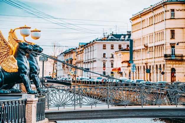 Bank Bridge è decorato con figure di grifoni. Veduta urbana di San Pietroburgo. Russia.