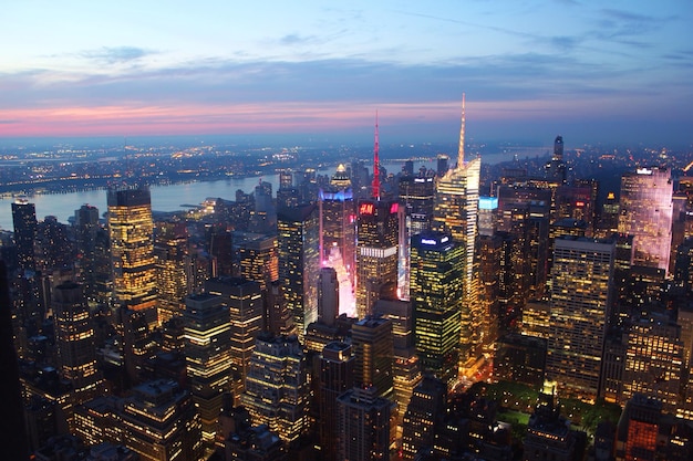 Bank of America Tower in mezzo al paesaggio cittadino contro il cielo a Manhattan