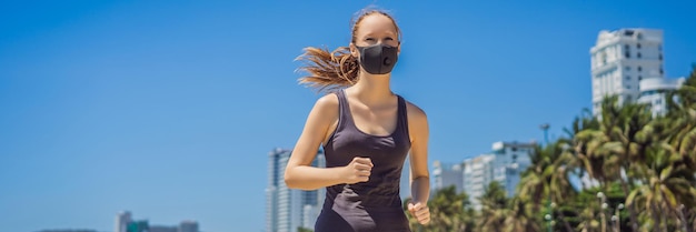 Banner a lungo formato donna corridore che indossa maschera medica che corre in città sullo sfondo del