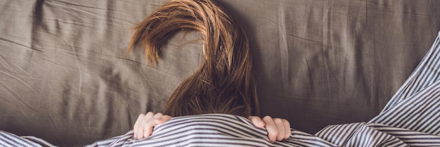 Banner bella giovane donna sdraiata a letto e dormire vista dall'alto non ottiene abbastanza sonno concept