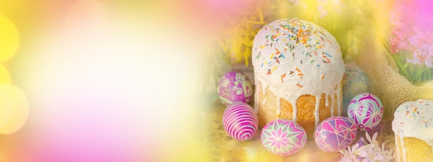 Banner bokeh di Pasqua Mattina di Pasqua a tavola con uova di Pasqua e dolci pasquali