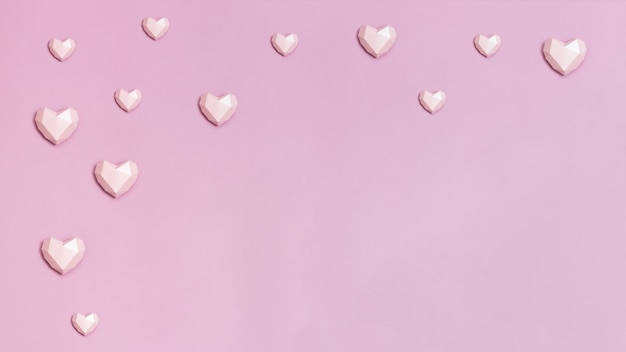 Banner con forma di cuore di carta poligonale rosa su carta rosa