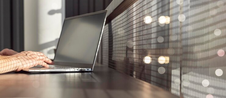 Banner con le mani della donna che digitano sulla tastiera del laptop sullo sfondo della finestra. Posto per il testo. Istruzione online o concetto di lavoro freelance. Foto di alta qualità
