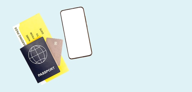 Banner con mockup di app mobile per passaporto di viaggio carta d'imbarco e carta di credito su sfondo blu Concetto turistico Articoli necessari per il viaggio aereo Spazio di copia