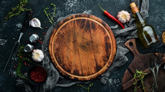 Banner da cucina nero con spezie ed erbe aromatiche Vista dall'alto Spazio libero per il testo