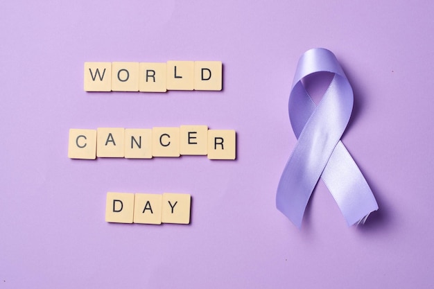 Banner della giornata mondiale del cancro 4 febbraio su piatto viola