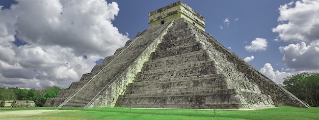 Banner della piramide di Chichen Itza in Messico, immagine banner con spazio di copia