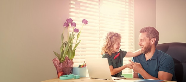 Banner della scuola domestica di padre e figlio con il laptop a casa papà felice che aiuta il figlio della scuola