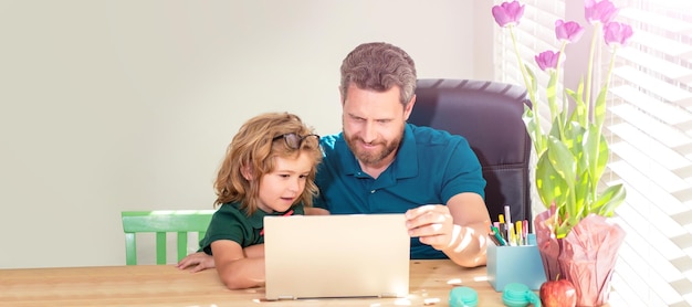 Banner della scuola domestica di padre e figlio con laptop a casa papà barbuto o tutor privato della scuola