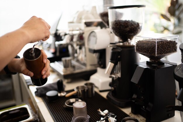 Banner di Asian Barista che pressa il portafiltro e prepara una tazza di caffè