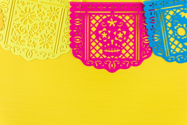 Banner di carta tradizionale messicano papel picado su uno sfondo di legno.