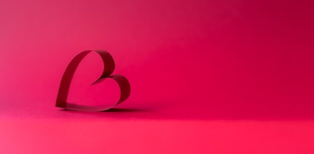 Banner di concetto di San Valentino di arte della carta uno spazio rosso background.Copy