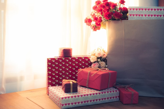 Banner di concetto di San Valentino di arte di carta con confezione regalo fatta a mano Il concetto di consegna dei regali