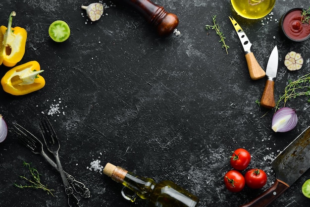 Banner di cottura in pietra Tagliere da cucina con verdure e spezie Vista dall'alto Spazio per la copia gratuito