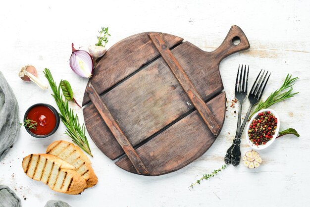 Banner di cucina bianco Tavolo da cucina con verdure e spezie Vista dall'alto Spazio per la copia gratuito