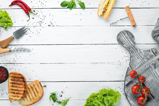 Banner di cucina Tavolo da cucina bianco e ingredienti Cibo Vista dall'alto Spazio libero per il testo