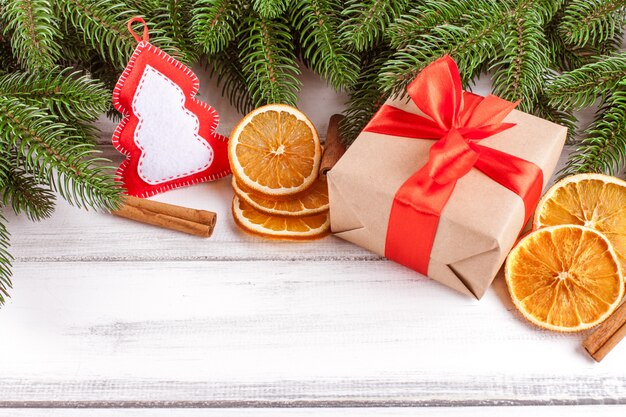 Banner di Natale con albero verde, giftbox, decorazione feltro fatto a mano, arancia e cannella