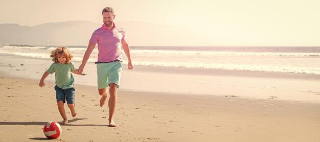 Banner di padre e figlio giocano a calcio o calcio sulla spiaggia padre e figlio giocano a calcio beach daddy