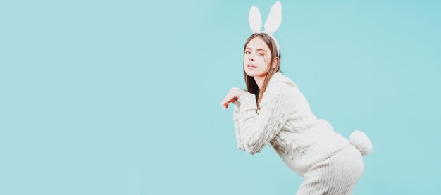Banner di Pasqua con coniglietto Ragazza divertente con orecchie da coniglio pasquale sulla carta di Pasqua su sfondo isolato