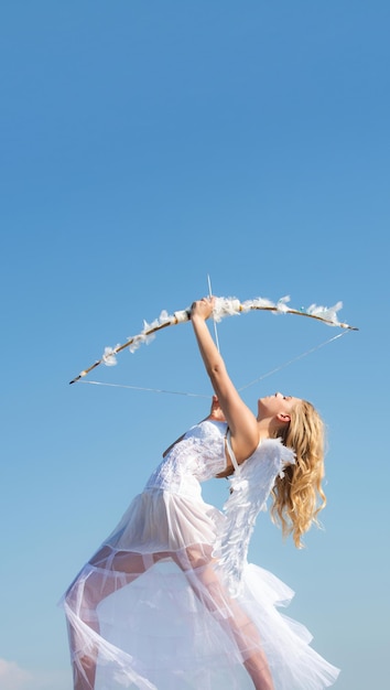 Banner di San Valentino con angelo teen cupido arco e freccia dolce donna angelica san valentino