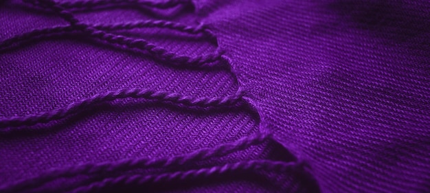 Banner di tessuto texture di sfondo di colore viola (Very Peri). Primo piano di vestiti come sfondo.