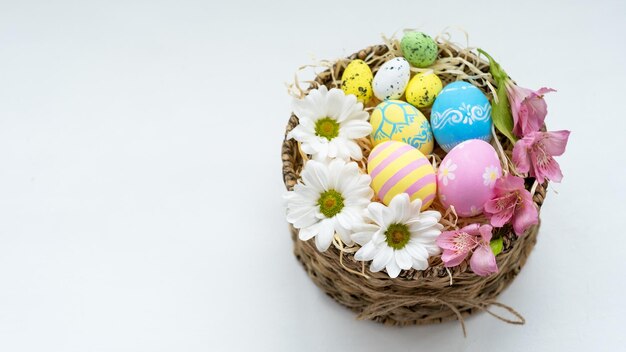 Banner di vacanza felice pasqua uova dipinte cesto