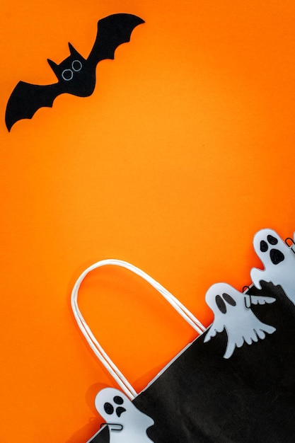 Banner di vendita di Halloween con fantasma di pipistrello e borsa su sfondo arancione