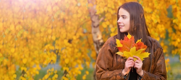 Banner donna autunno autunno con copia spazio bel viso ritratto bellezza naturale stagione autunnale moda