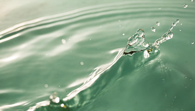 Banner estivo alla moda della natura liquido di menta acquatica sfocato colorato consistenza della superficie dell'acqua limpida