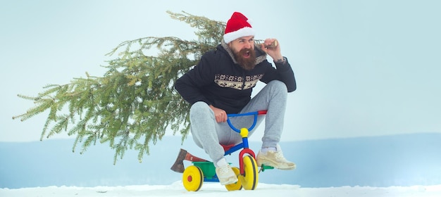 Banner invernale pazzo uomo divertente in bicicletta premuroso albero di natale uomo con pupazzo di neve in inverno all'aperto ba