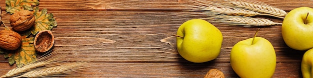 Banner LinkedIn per diverse professioni con mele su sfondo ad albero