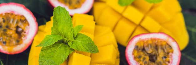 Banner mango e frutto della passione su un vecchio formato lungo di fondo in legno