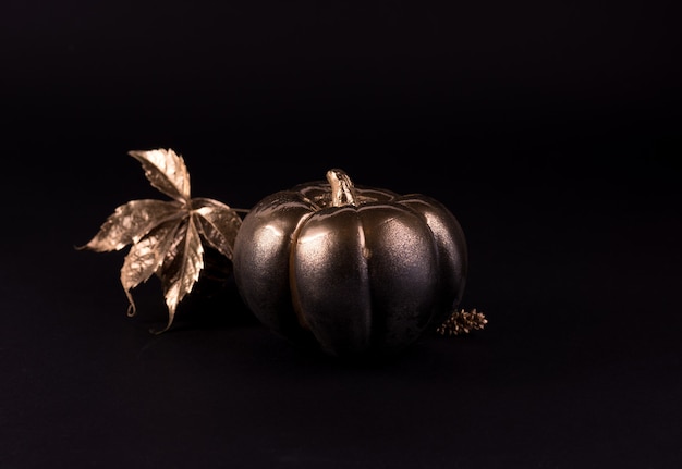 Banner minimalista di zucca di lusso in oro e nero buono per il ringraziamento e halloween