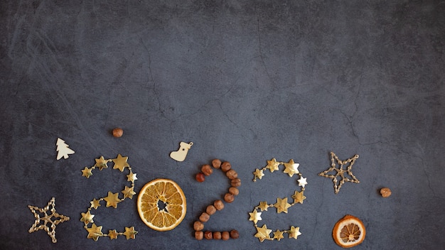 Banner numero 2022 di stelle noci e arancio su sfondo scuro Spazio per il testo Concetto Natale