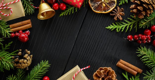 Banner o sfondo di Natale. Decorazioni di Natale e Capodanno su fondo di legno nero