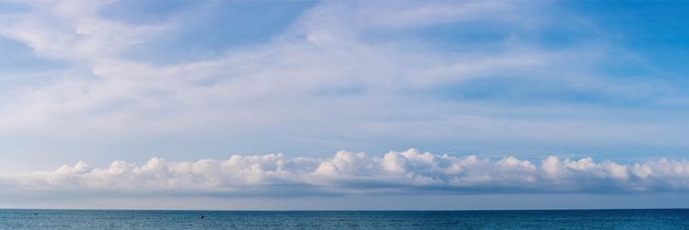 BANNER PANORAMA foto reale naturale Cloudscape carta da parati Bella bianca soffice cumulo nuvole estate cielo blu calma orizzonte skyline Concetto relax umore più dimensioni e tono raccolta in stock