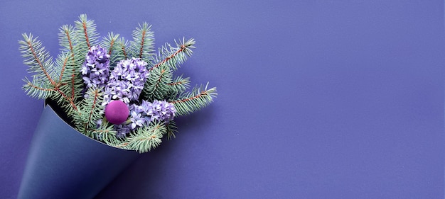 Banner panoramico invernale con bouquet su sfondo di carta monocromatica viola molto peri