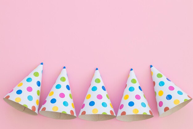 Banner per festa di compleanno con bordo d'angolo su sfondo rosa