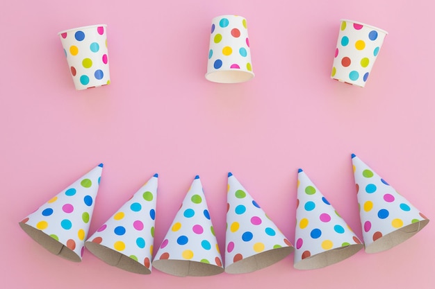 Banner per festa di compleanno con bordo d'angolo su sfondo rosa