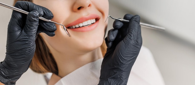 Banner per il primo piano a tema dentale del sorriso femminile con denti bianchi durante il concetto di esame medico