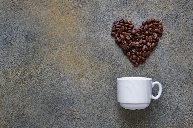 Banner per ristoranti e caffè, concetto di bevanda d'amore, tazza di caffè e cuore di chicchi di caffè