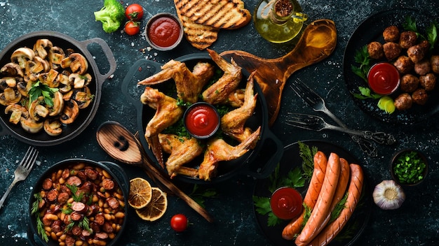 Banner Piatti a base di carne e verdure e snack su sfondo nero Vista dall'alto Spazio libero per il testo