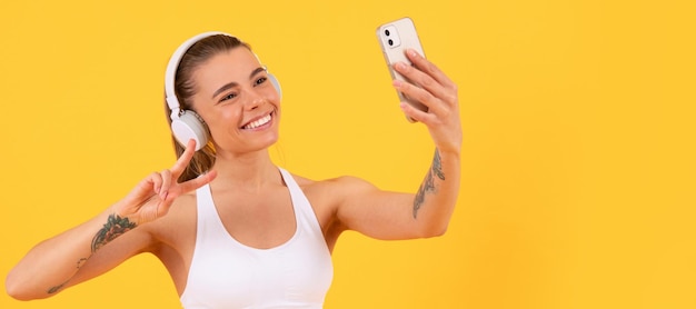 Banner ritratto viso isolato donna con mock up copyspace cuffie donna felice che fanno selfie