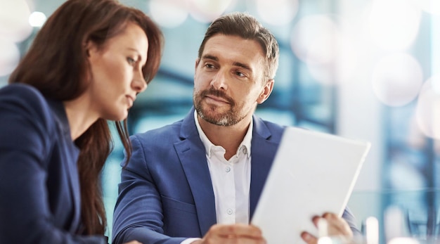 Banner uomini d'affari e manager con tablet dei dipendenti e contabile con investimenti in Internet e pianificazione Personale uomo o donna con trading tecnologico e mercato azionario con connessione o e-mail