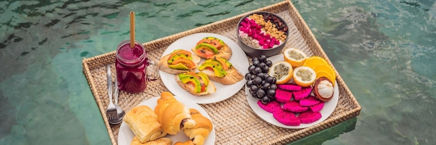 Banner vassoio per la colazione in formato lungo in piscina colazione galleggiante in frullati di hotel di lusso e