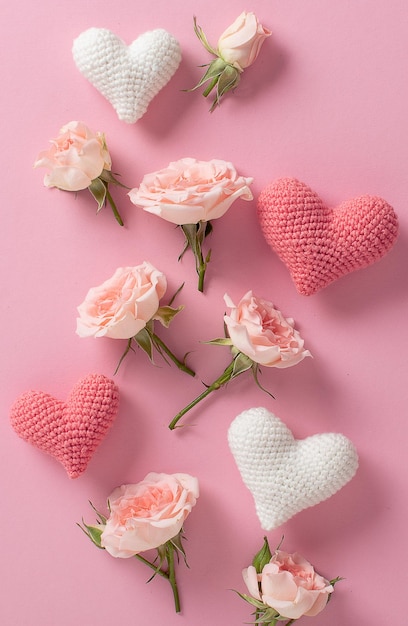 Banner verticale per San Valentino Il minimalismo è romanticismo d'amore Spazio per la copia Vista dall'alto in posizione piatta