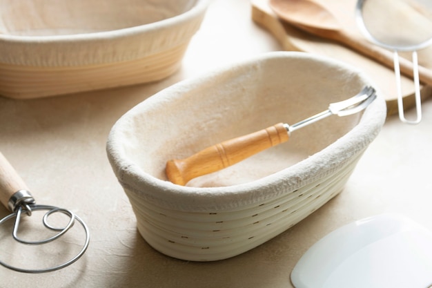 Banneton in rattan, cesto per lievitare il pane a lievitazione naturale. Utensile da forno. Set base per cuocere il pane a casa.