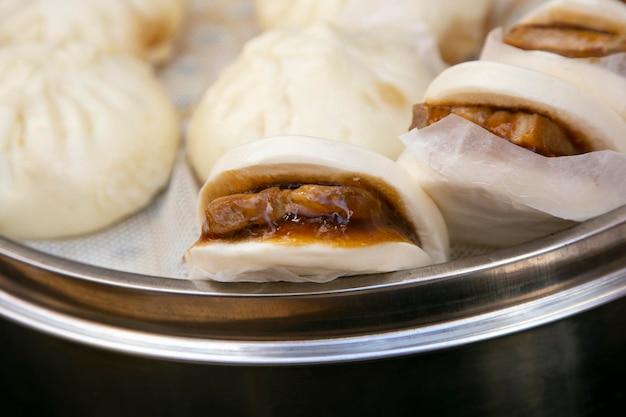 Bao cinese ripieno di pancia di maiale arrosto cucinato nel distretto cinese di Nankinmachi nella cit.